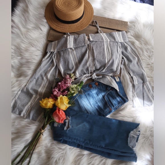 ZOE- Off-Shoulder with Strap Crop Top - Picture 6 of 6